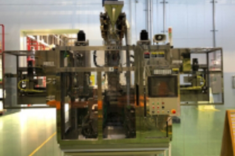 クリーンルーム対応の輸液ボトル成形機<