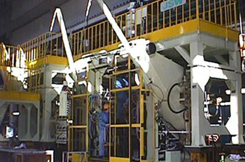 自動車スポイラー成形機<